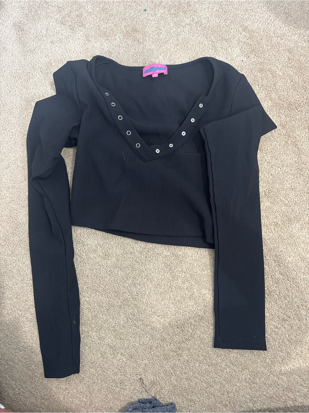 Black Ribbed V-Neck Long-Sleeve Crop Top
